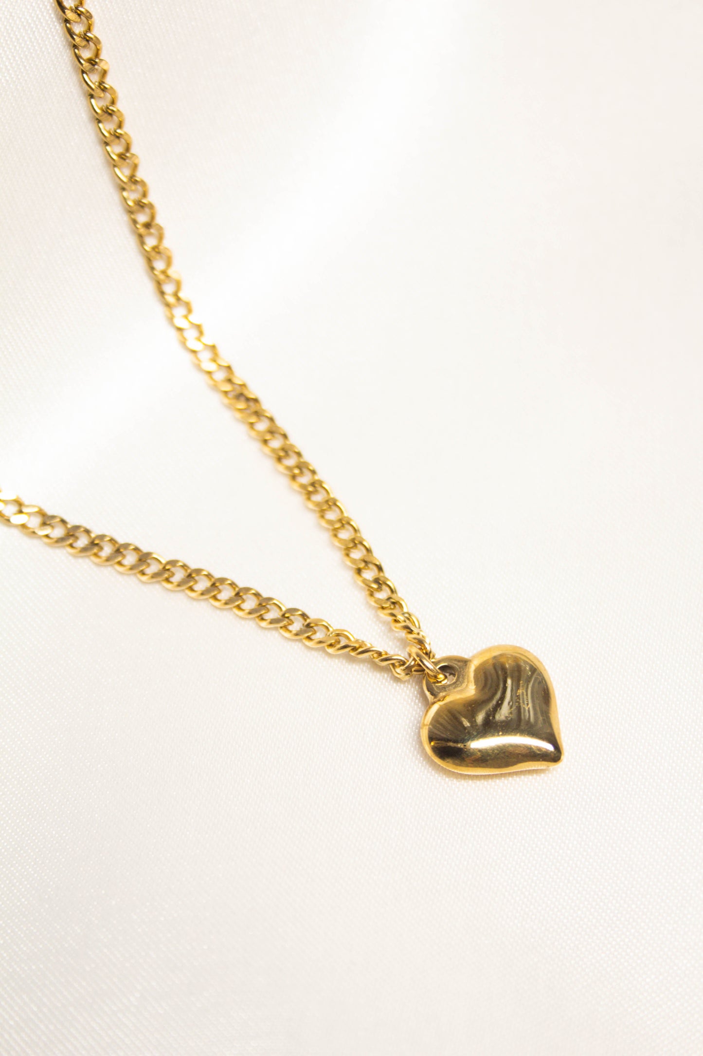 GOLDEN HEART NECLKLACE